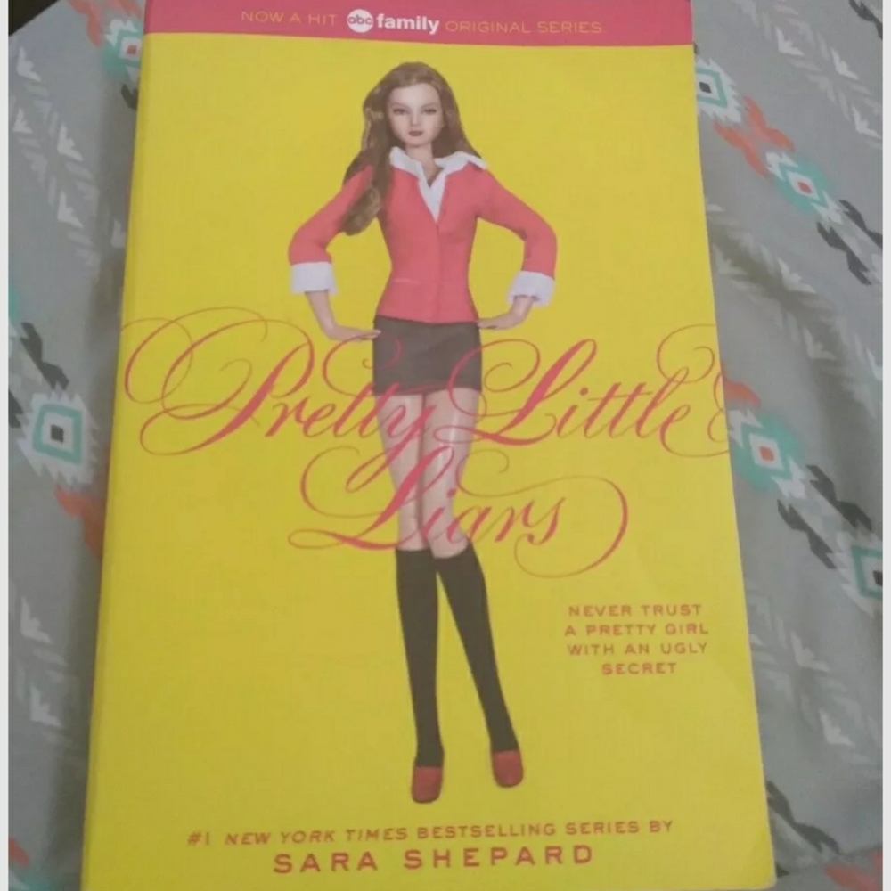 Pretty Little Liars by Sara Shepard